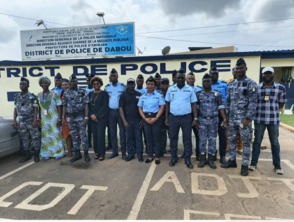 Agents de police réunis devant le district de police de Dabou